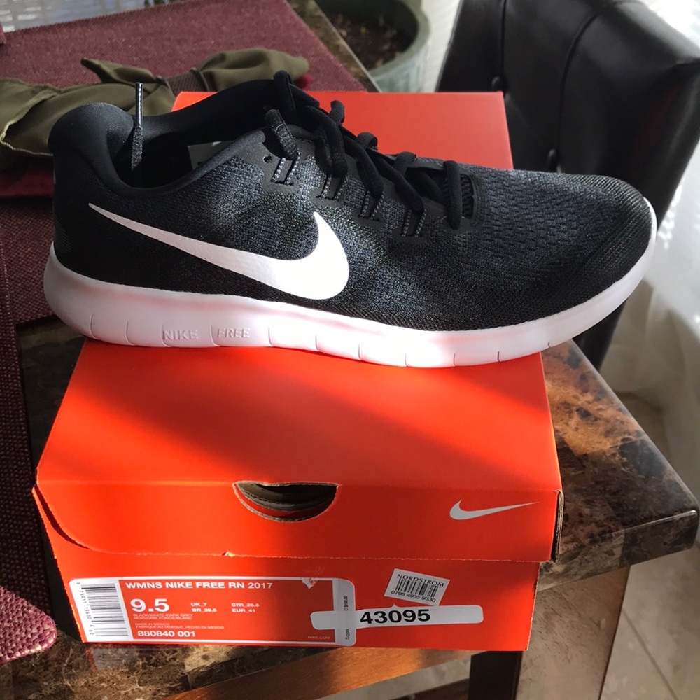 BLACK/WHITE-DARK GREY WOMEN’S NIKE FREE